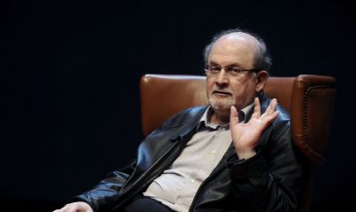 Salman Rushdie est ligado a respirador e incapaz de falar