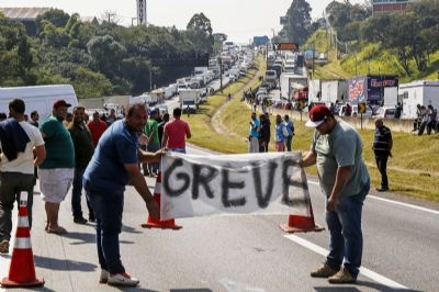 Sinais de eventual greve de caminhoneiros so movimentos isolados, diz ministro