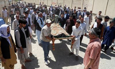 Multido tenta deixar Afeganisto aps avano do Talib e tumulto termina com mortes
