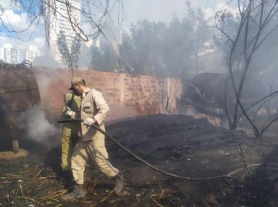 Incndio atinge terreno e assusta moradores de bairro em Cuiab