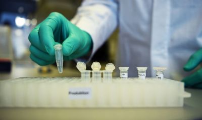 Com eficcia de 47%, vacina da CureVac contra covid-19 falha em teste