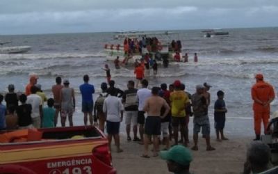 Duas turistas morrem em acidente de barco em Maragogi, no litoral de Alagoas
