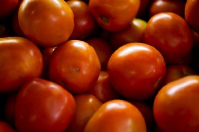 Queda no preo do tomate faz valor da cesta bsica reduzir R$ 9 em uma semana