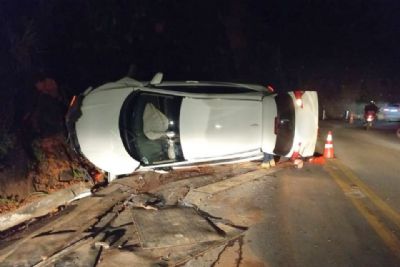 Motorista embriagado bate carro no paredão do Portão do Inferno e tomba veículo