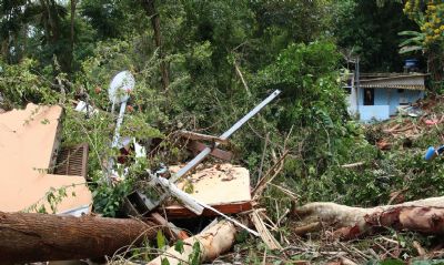 Sobe para 54 nmero de mortos aps chuvas no litoral norte paulista