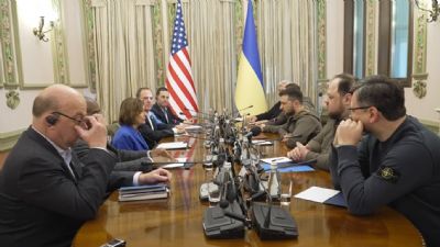 Presidente da Cmara dos EUA, Nancy Pelosi faz visita surpresa a Kiev