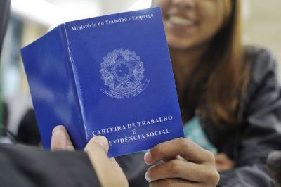 Brasil cria 401 mil vagas com carteira assinada em fevereiro
