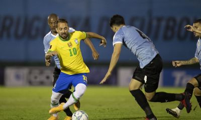 Seleo enfrenta Uruguai buscando virtual classificao para Copa