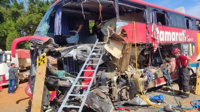 Vdeo e Fotos | Coliso entre nibus e carreta na BR-163 deixa 8 mortos