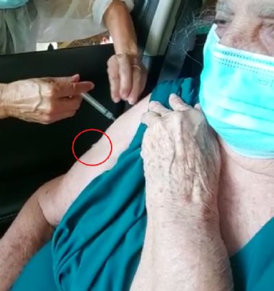 Coren investiga profissional que derramou dose ao vacinar idosa contra covid-19