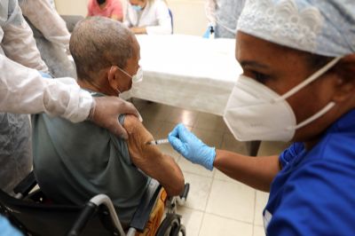 MT recebe 54,9 mil doses de vacina e atender idosos a partir de 65 anos