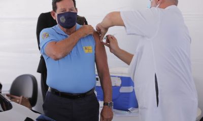 Vice-presidente Mouro toma vacina contra covid-19
