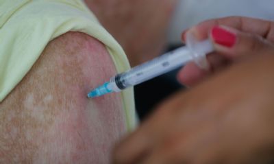 Covid-19: pessoas j infectadas devem esperar um ms antes de vacinar