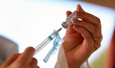 Mortes por covid-19 de pessoas vacinadas so raras, dizem especialistas