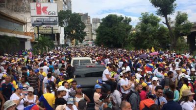 Brasil v adeso militar maior e risco de guerra civil em Caracas; vdeo