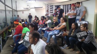 ​Tumulto na Cmara de Vereadores de Cuiab com protesto de ambulantes e professores