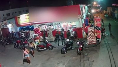 Vdeo mostra policiais agredindo populares em distribuidora de bebida; vdeo
