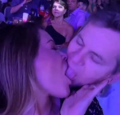 Mendes d mega beijo em Virginia durante show