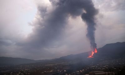 Nove dias aps erupo, lava de vulco Cumbre Vieja chega ao oceano