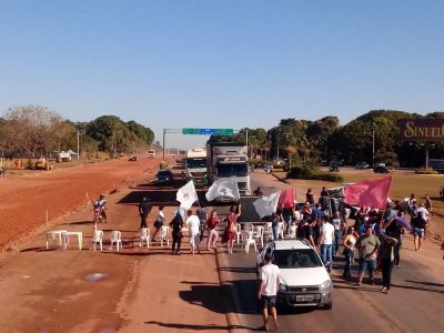 Professores em greve bloqueiam rodovia em Cuiab