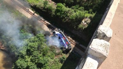 nibus cai de viaduto na BR-381 em Joo Monlevade; segundo PRF, h 10 mortos