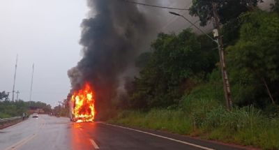 nibus com 40 funcionrios de empresa pega fogo em rodovia