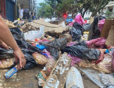 Moradores de Petrpolis reviram lixo acumulado nas ruas em busca de comida