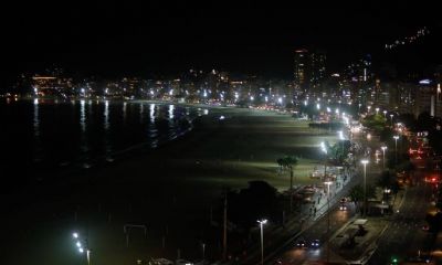 Sem festa oficial, Praia de Copacabana fica vazia na noite da virada