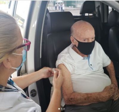 Aos 89 anos, Zagallo recebe vacina contra covid-19